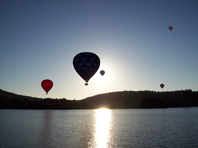 Les montgolfières au coucher de soleil sur le lac Chambon