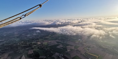 La montgolfière au dessus des nuages sur les Monts des Flandres