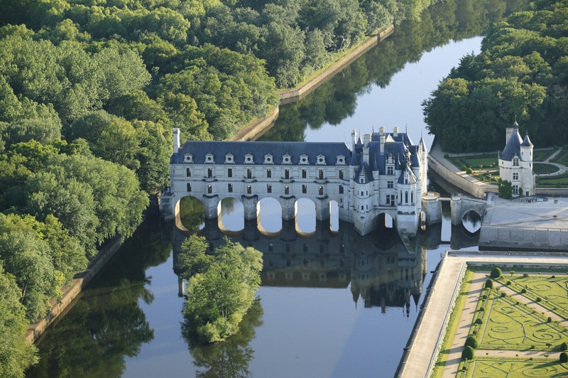 le château de Chenonceau vu de côté Art Montgolfières