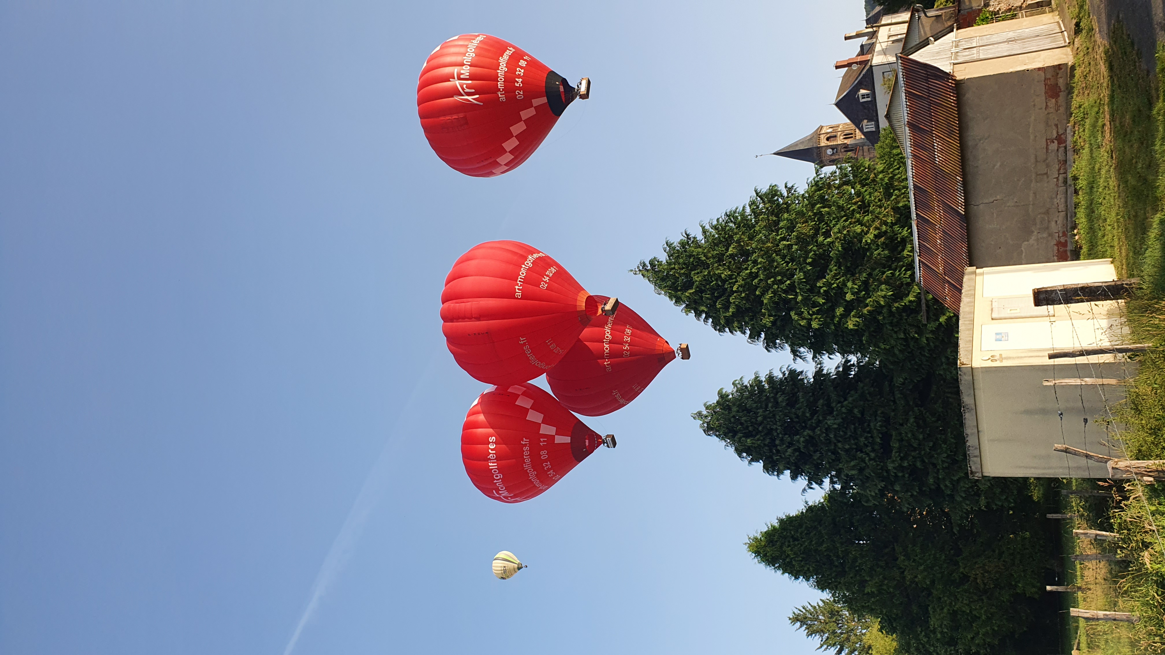 départ de plusieurs ballons en même temps art montgolfières