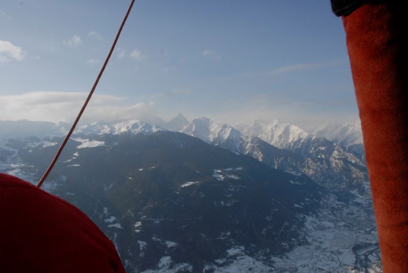 Vue sur les montagnes enneigées Art Montgolfières