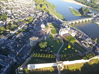 le château le pont et la ville d'Amboise