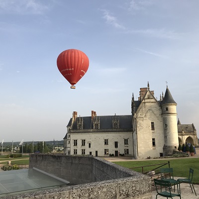 le logis du château d'Amboise et le ballon d'Art Montgolfières
