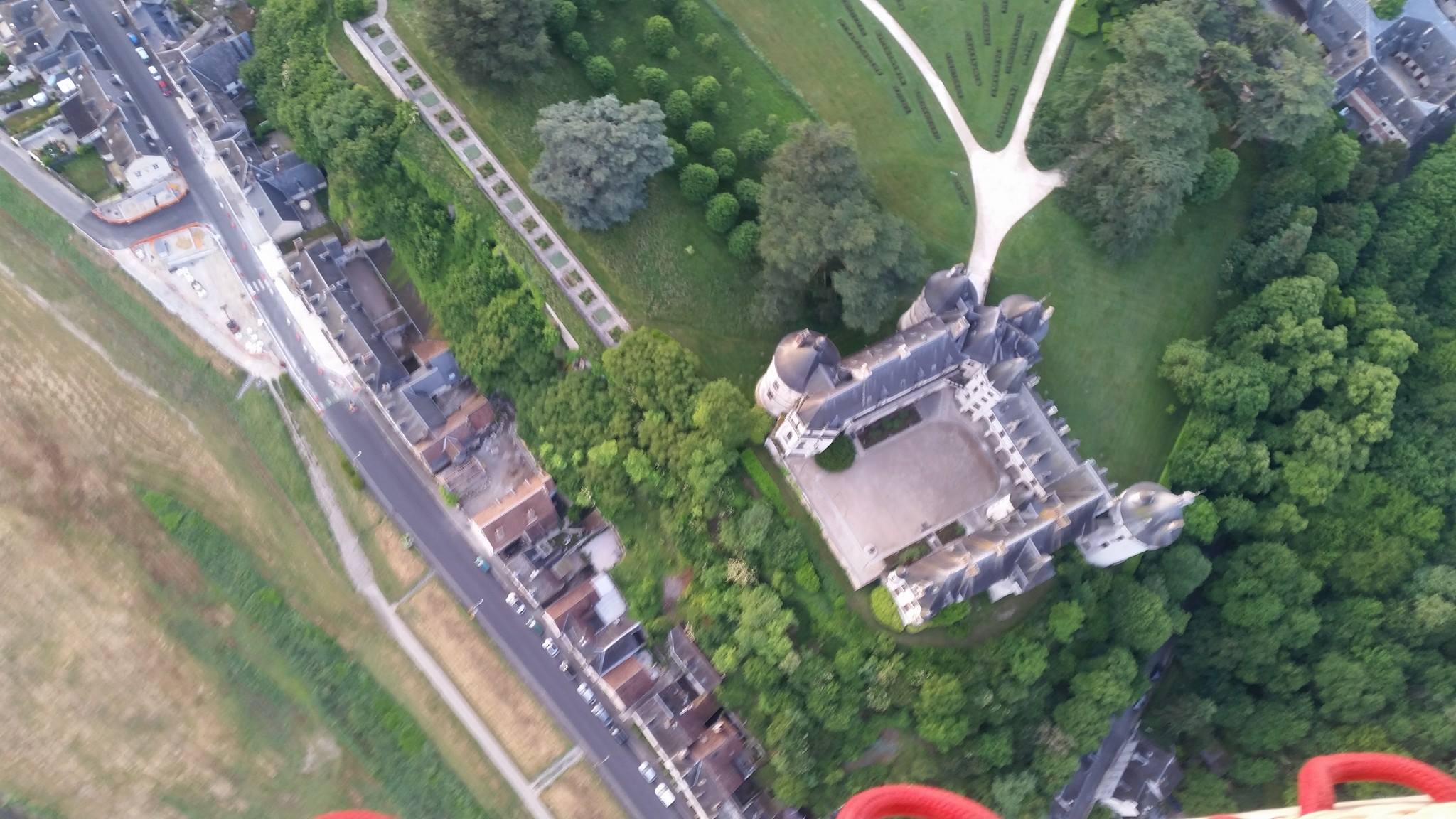 Le château de Chaumont-sur-Loire depuis une nacelle d'Art Montgolfières