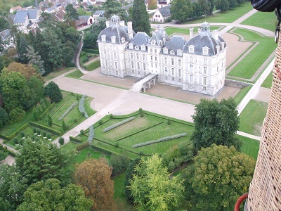 les jardins et le château de Cheverny depuis la nacelle d'Art Montgolfières