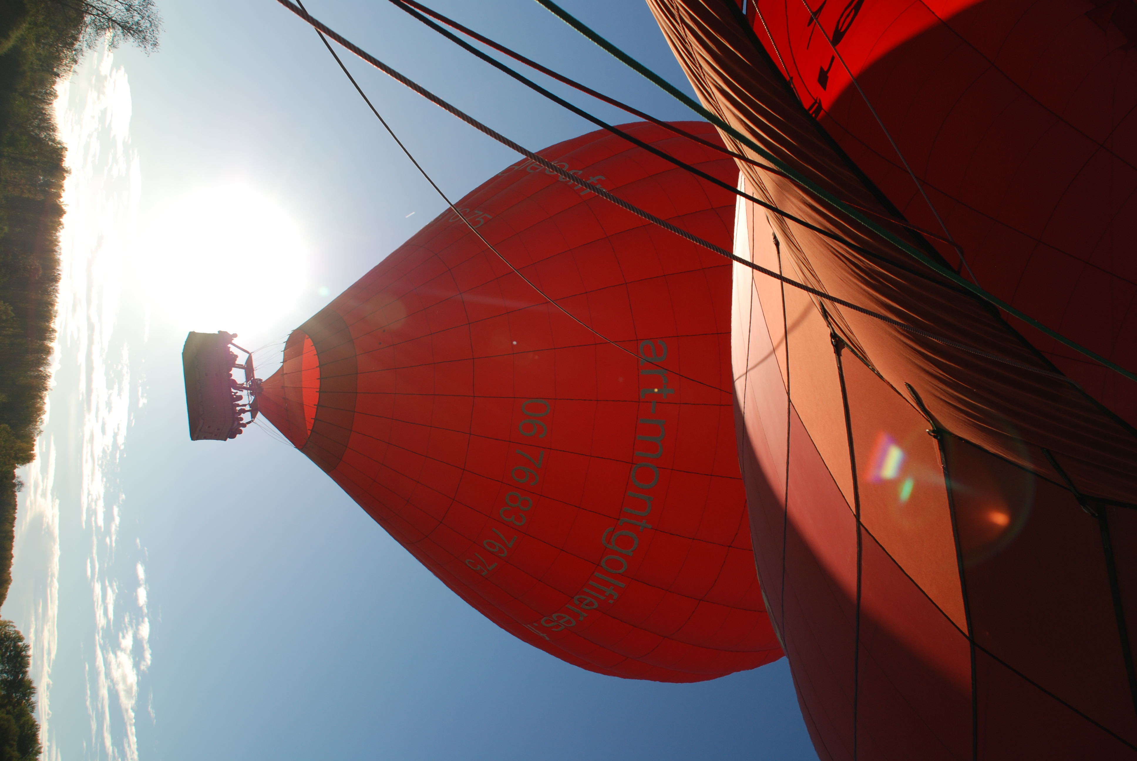 départ de plusieurs ballons en même temps art montgolfières