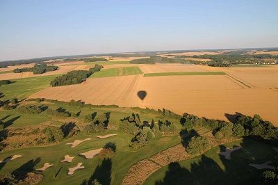 ombre de la montgolfière dans les champs
