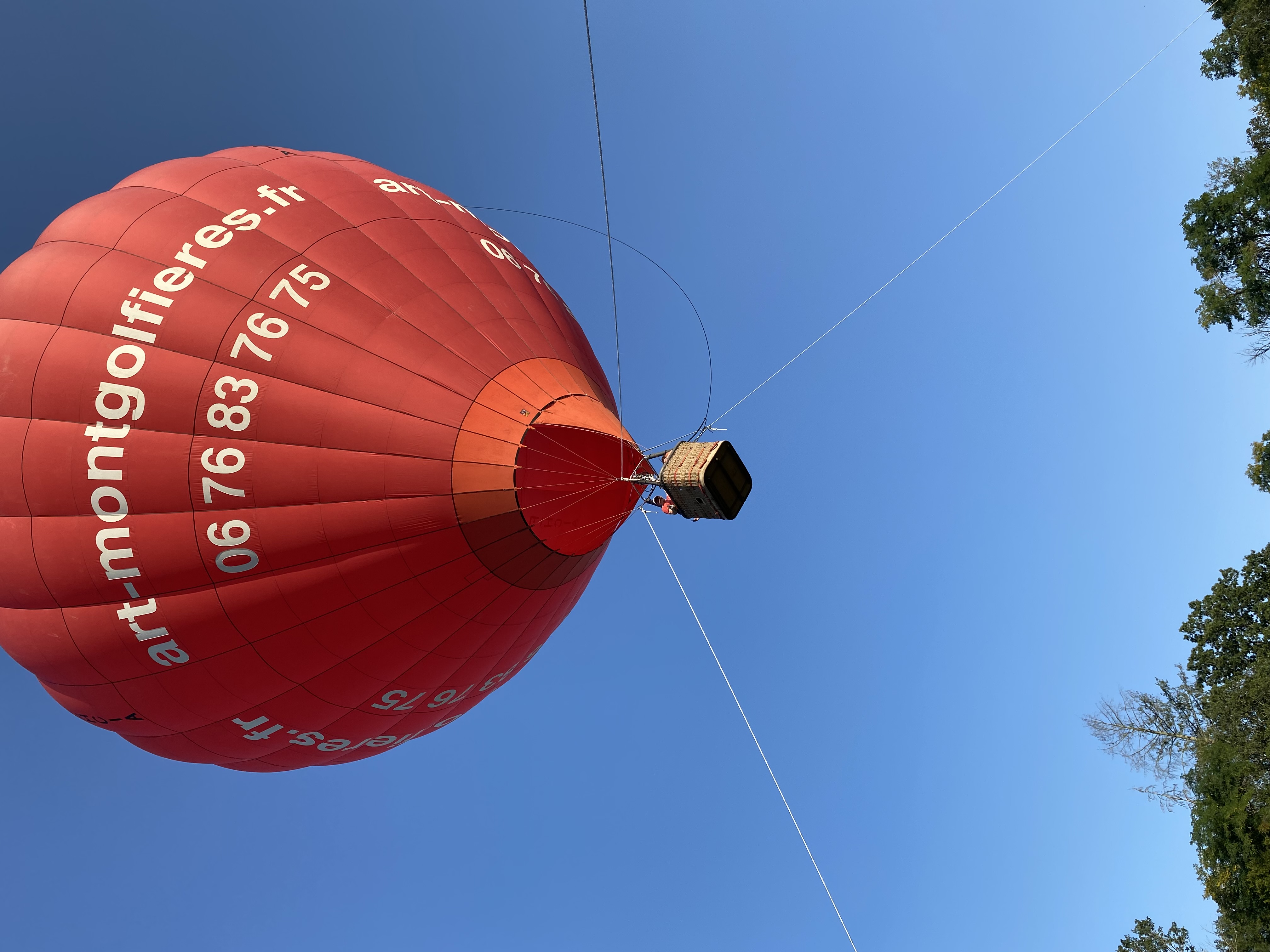 ballon captif retenu au sol par des cordes art montgolfières
