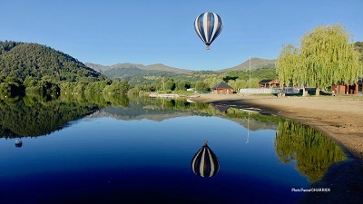 La montgolfière se reflétant dans le lac Chambon