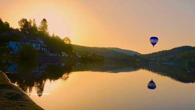 Lever de soleil sur le lac Chambon