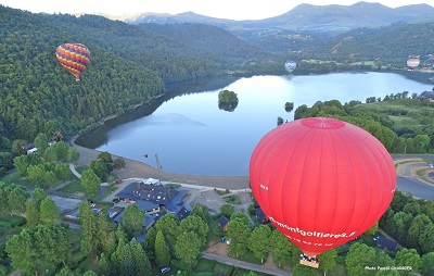 Panorama sur le lac Chambon avec Art Montgolfières