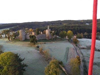 Approche sur le château de Viverols givré