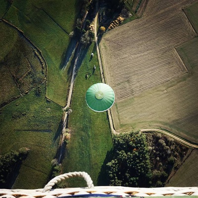 En contre plongée sur la montgolfière dans le parc naturel du Livradois Forez