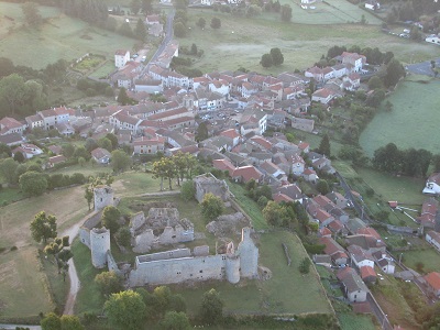 Le château et le village de Viverols vus du ciel