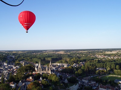 la cité de Loches et le ballon d'Art Montgolfières