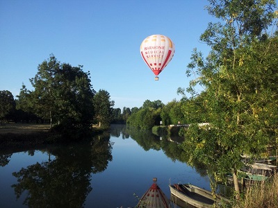 le ballon se réflétant dans le marais