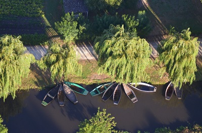 Vue depuis la montgolfière sur les barques bien rangées