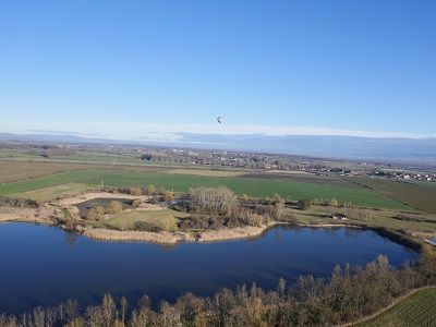 lac et montgolfière à Montrond-les-bains