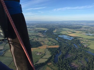 les méandres de la rivière vus depuis la nacelle de la montgolfière