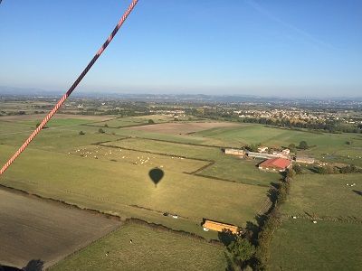 l'ombre de la montgolfière sur la campagne de Montrond-les-bains