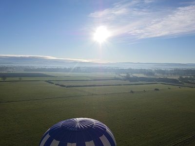 rayons du soleil réchauffant le ballon et Montrond-les-bains