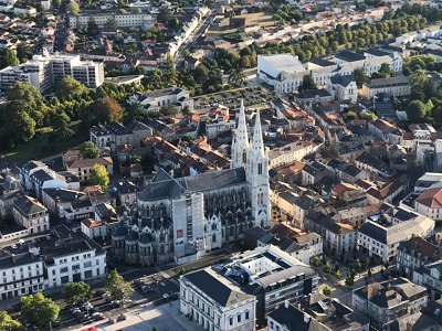 Gros plan sur la cathédrale de Niort