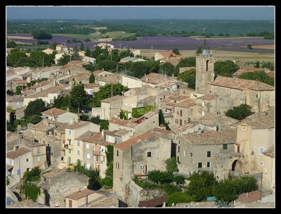 Gros plan sur les maisons avec les lavandes au loin