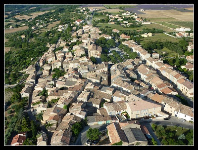 Vue depuis la montgolfière sur un bourg perché