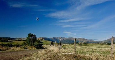 La montgolfière dans le ciel vue du sol