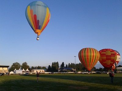 décollage à plusieurs montgolfières pour survoler le Puy du Fou