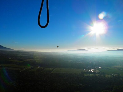 Vue depuis la montgolfière du pic des Pyrénées émergeant des nuages