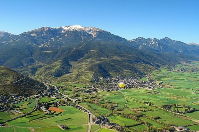 Vues du ciel sur les Pyrénées au printemps