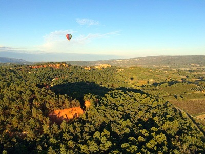 Roussillon et ses alentours vu du ciel