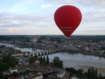 Le ballon d'Art Montgolfières sur la Loire à Saumur