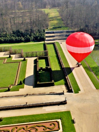 montgolfière rouge sur les jardins de Vaux-le-Vicomte