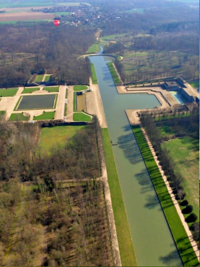 montgolfière au dessus du grand canal de Vaux-le-Vicomte