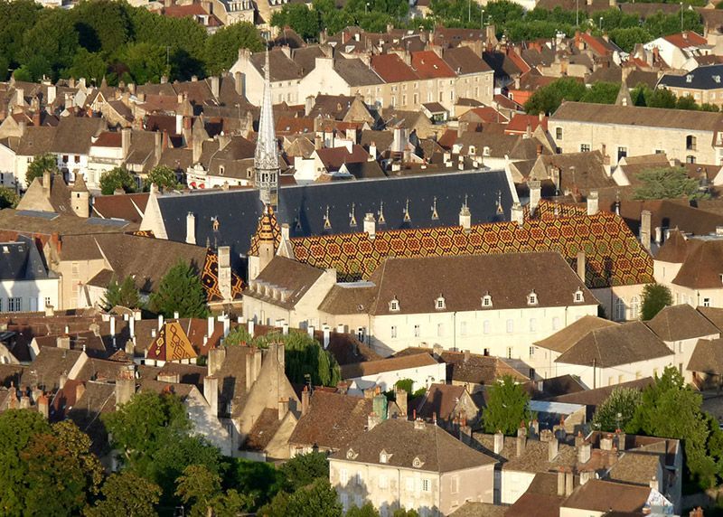 Vue du ciel des Hospices de Beaune depuis une montgolfière