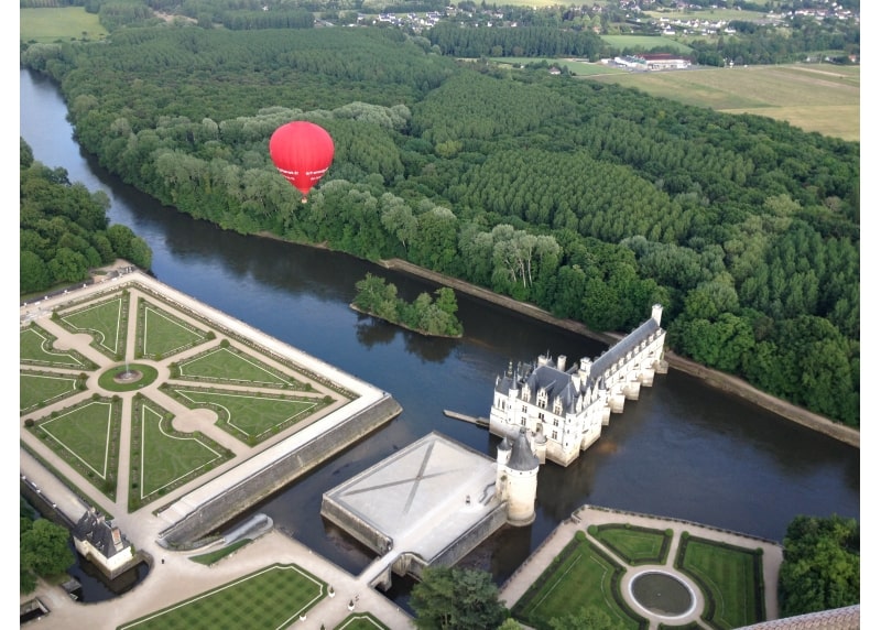 Vue du ciel du chateau de Chenonceau depuis une montgolfière