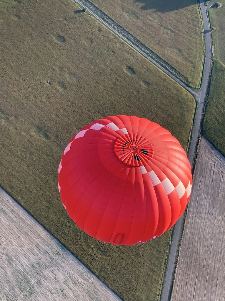 vol ballon smiley vu du dessus art montgolfières